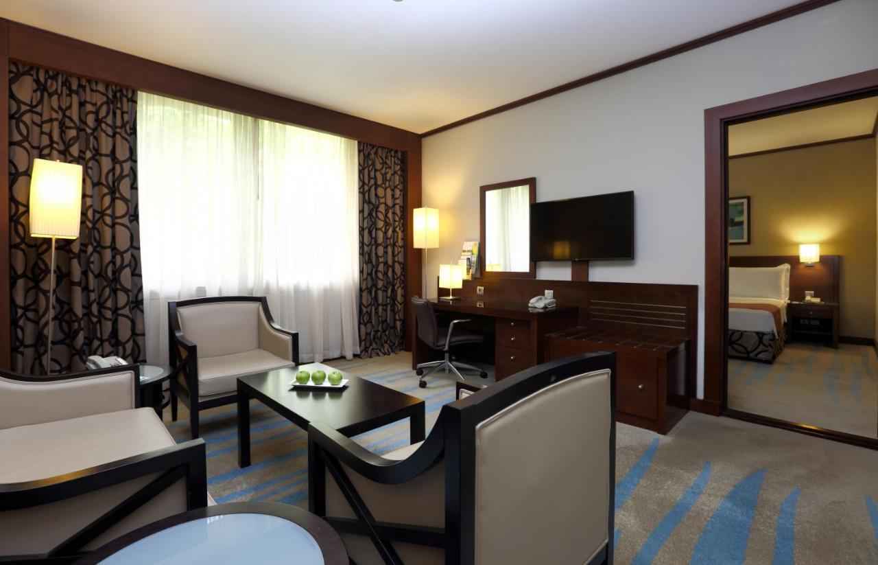 1 King 1 Bedroom Suite Living Area
