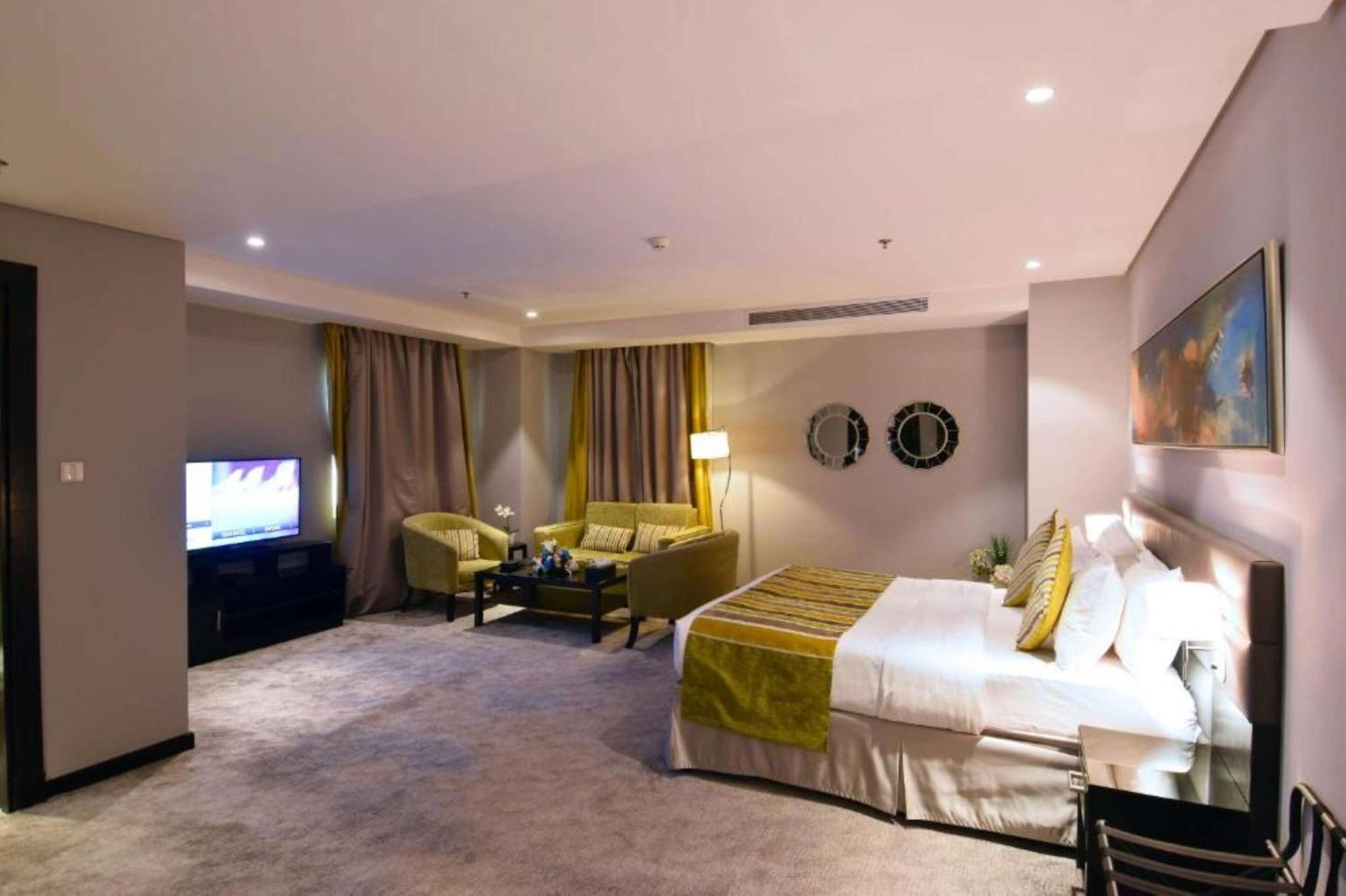Junior Queen Suite