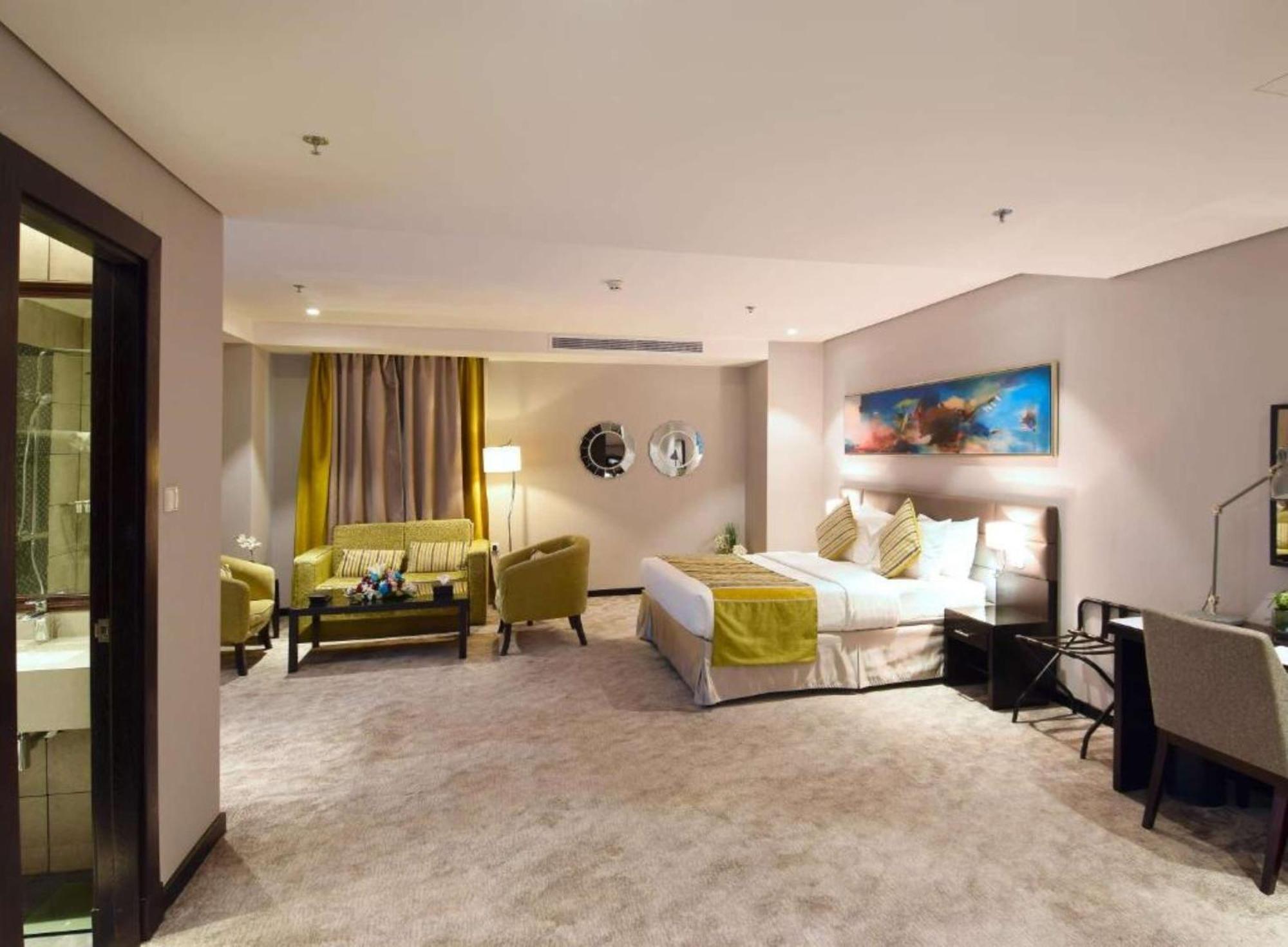 Junior Queen Suite
