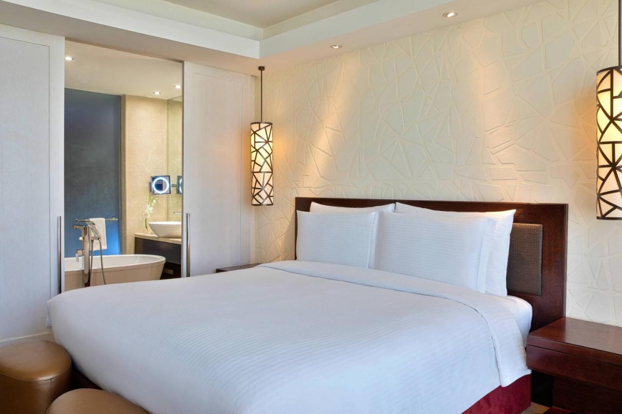 Deluxe King Room City View