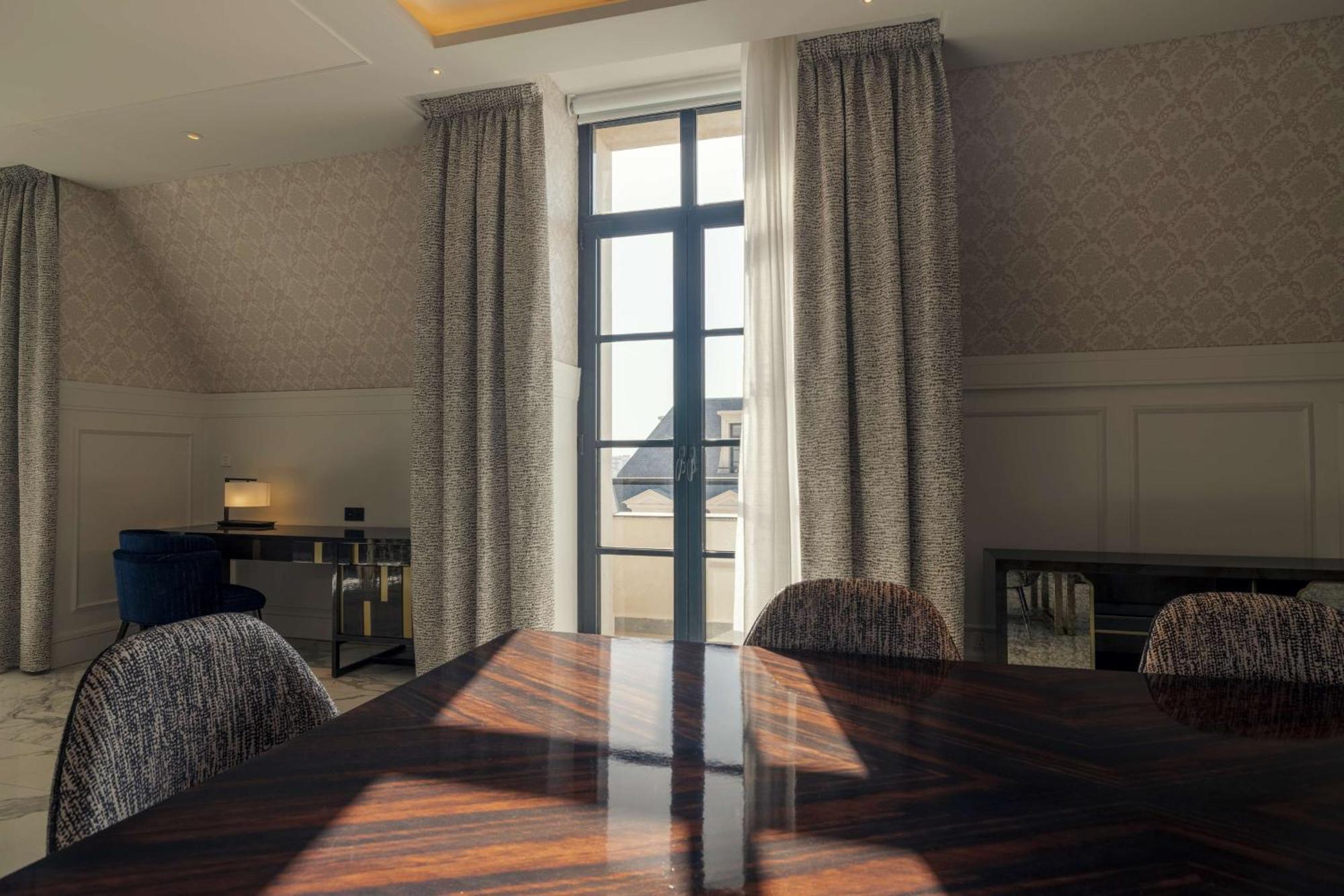 Suite Lounge Access