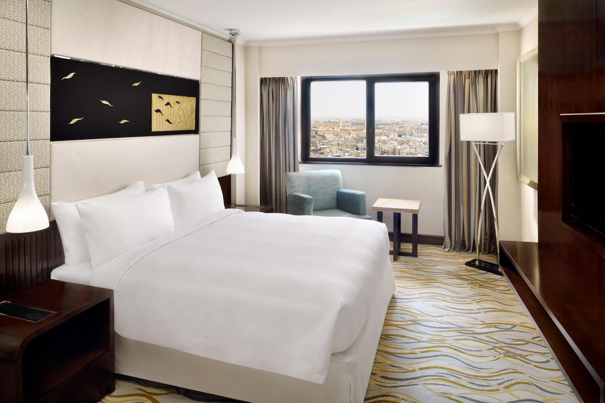 Traditional Guest room King Bed City view
