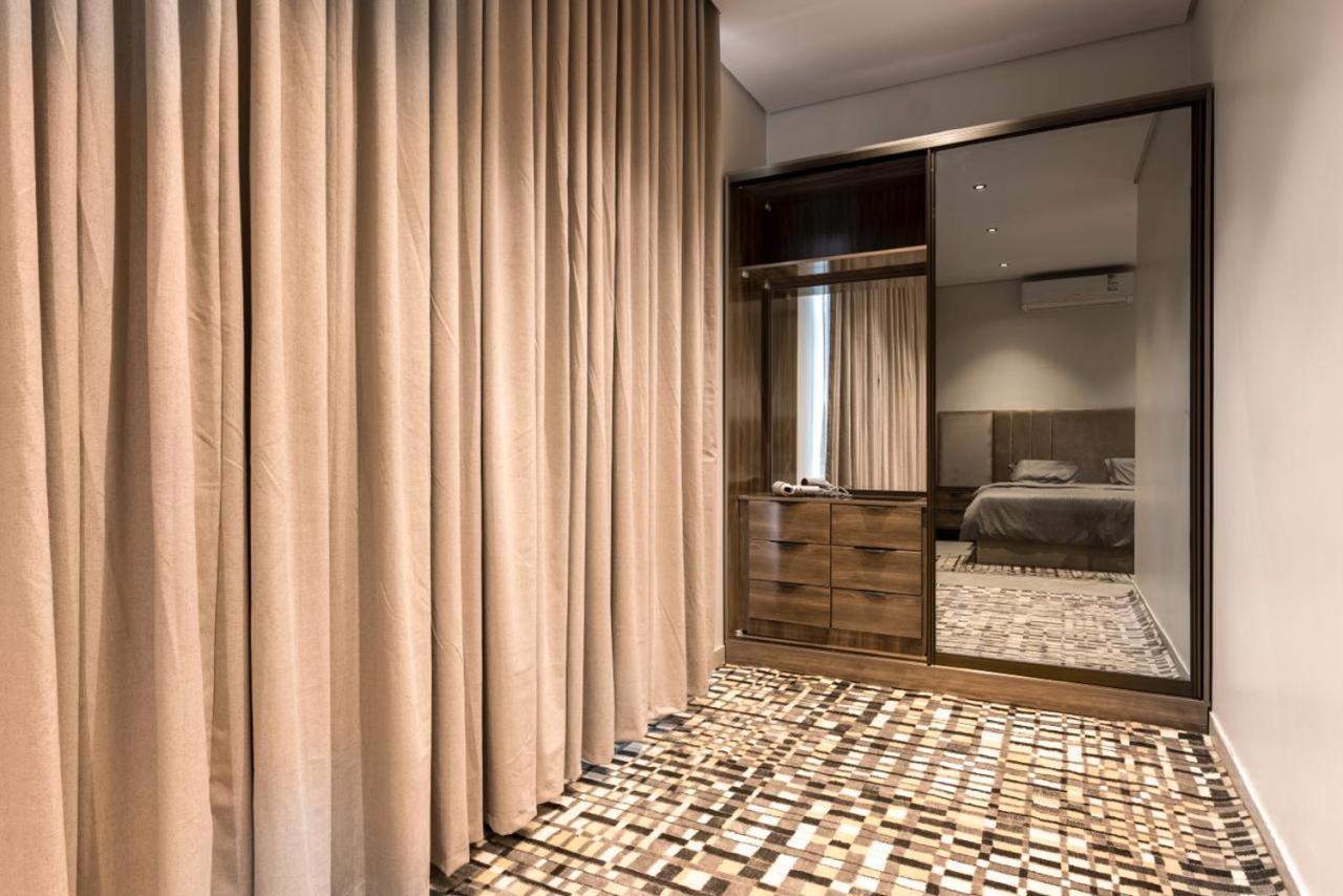 Deluxe One-Bedroom Apartment