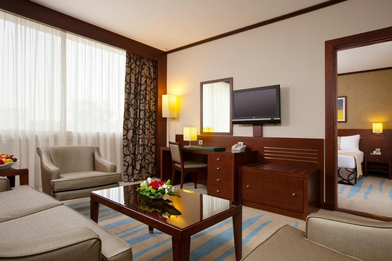 1 King 1 Bedroom Suite Living Area
