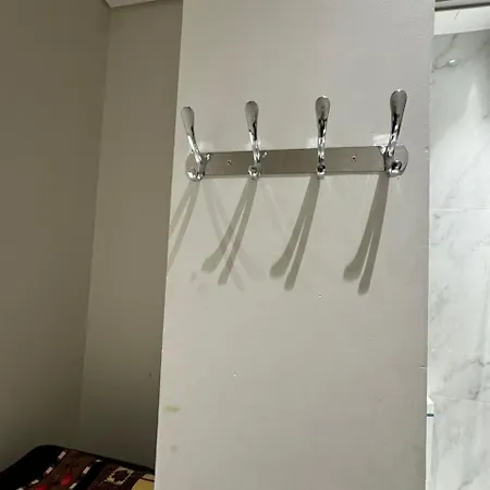 غرفة صغيرة بدورة مياه (غرفة سائق) العارض ١٤-3