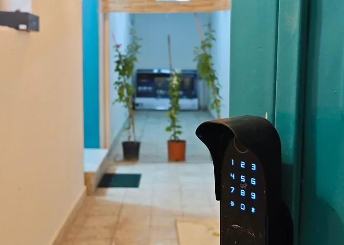 أرضية واسعة بحمام واسع ومدخل خاص