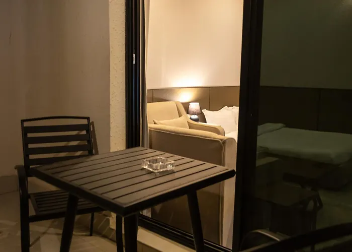 أستديو مميز 14 بجلسة خارجية تسجيل ذاتي قريب من المطار والوجهات الترفيهية Unique Studio 14 with Outdoor Seating Self Check in Near Airport&Attractions